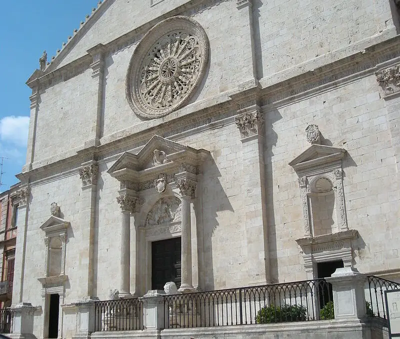 Chiesa Palatina di Acquaviva delle Fonti 11 800px Acquaviva delle Fonti Cathedral 1 e1740348054415